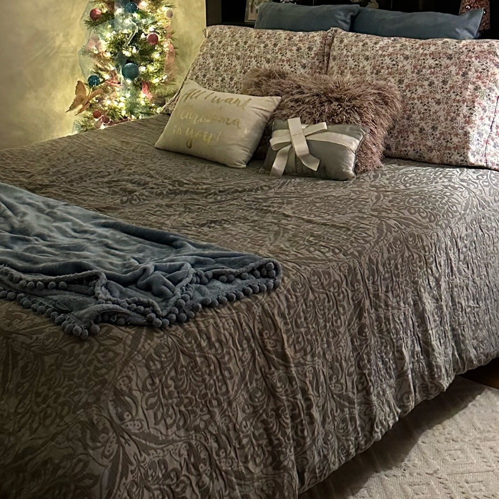 Grey Paisley Comforter